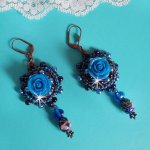 BO Roses Bleues Royales brodées avec des roses en résine, des perles nacrées, des pendants en porcelaine cloisonné, des facettes et des rocailles